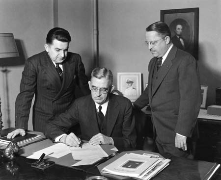 Winfred Leutner signs the agreement for the Cleveland College building, 1941