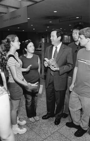 Edward Hundert with freshmen at orientation, 8/2002
