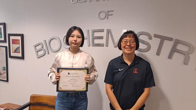 Dr. Susan Wang presents Xiaowen Jin with the Harland G. Wood Prize for Academic Excellence for the Master's in Biochemistry