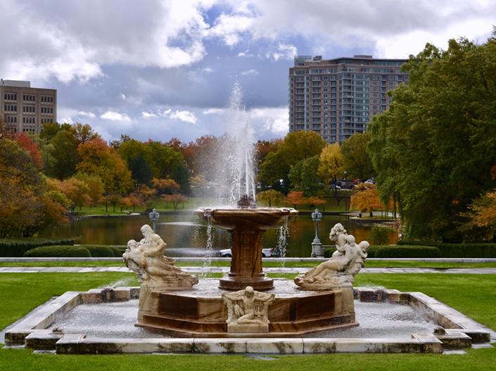 An image of the fountain in front of The Cleveland Museum of Art.