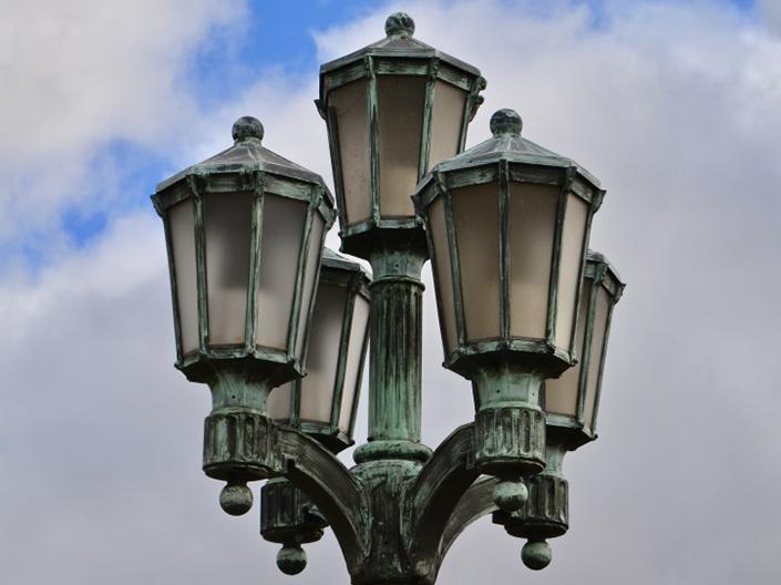 An image of a walkway light.