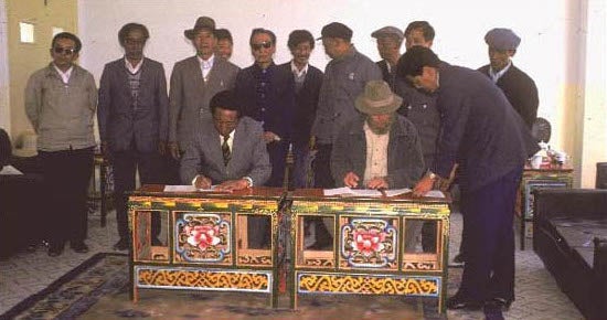 Picture of Professor Goldstein and TASS signing the first collaborative agreement in 1986.