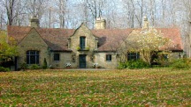 Outside view of CWRU Manor House