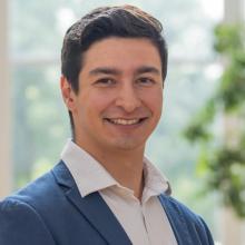 A headshot of Roberto Peralta