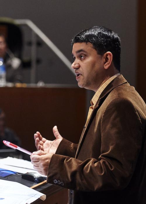 Photo of Faculty member CNV Krishnan lectures a class of students from a podium